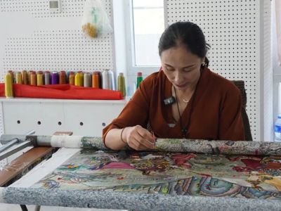 【媒体看贵南】工人日报：“仙女”一针一线绣出《格萨尔》史诗