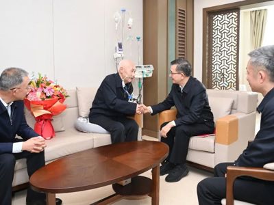 罗东川看望慰问正省级老同志